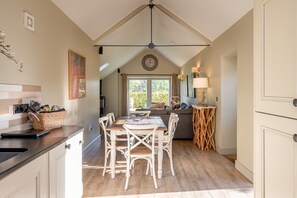 Dining - Austin -  a cottage that sleeps 4 guests  in 2 bedrooms (Richmond)