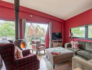 Una Smart TV, una chimenea, un reproductor estéreo