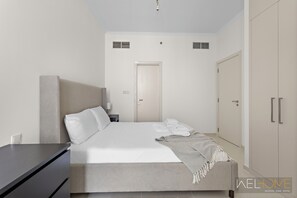 Deluxe-Apartment, Balkon, Stadtblick | 1 Schlafzimmer, individuell dekoriert, Bügeleisen/Bügelbrett