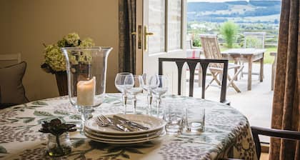 Hollins Farmhouse - a house that sleeps 10 guests in 5 bedrooms