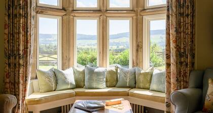 Hollins Farmhouse - a house that sleeps 10 guests in 5 bedrooms