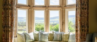 Hollins Farmhouse - a house that sleeps 10 guests in 5 bedrooms