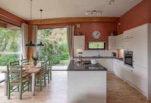 Fridge, microwave, oven, stovetop - Cara -  a lodge that sleeps 6 guests  in 3 bedrooms (Richmond)