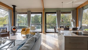 Un interior moderno con sofá, mesa de comedor y chimenea.