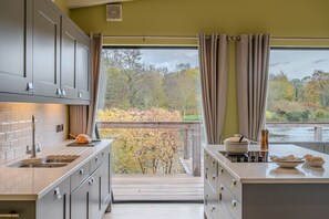 Private kitchen - Louis -  a lodge that sleeps 6 guests  in 3 bedrooms (Richmond)