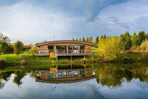Flora -  a lodge that sleeps 6 guests  in 3 bedrooms