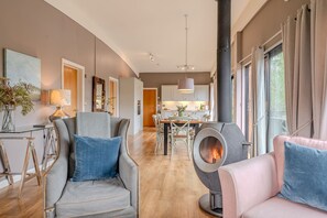 Smart TV, fireplace, stereo - Flora -  a lodge that sleeps 6 guests  in 3 bedrooms (Richmond)