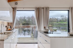 Private kitchen - Lulu -  a lodge that sleeps 6 guests  in 3 bedrooms (Near Richmond)