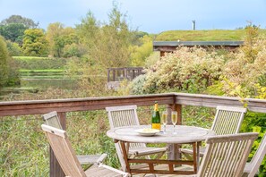 Outdoor dining - Charlie -  a lodge that sleeps 6 guests  in 3 bedrooms (Richmond)