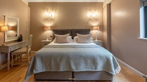 A bedroom with a bed, two bedside lamps, a nightstand, a dresser, and a chair. - Charlie -  a lodge that sleeps 6 guests  in 3 bedrooms (Richmond)