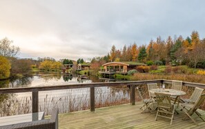 Outdoor dining - Coco - a lodge that sleeps 6 guests in 3 bedrooms (Near Richmond)