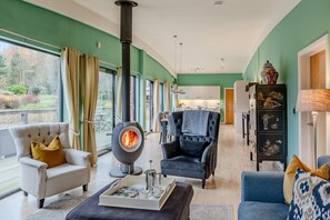 Smart TV, fireplace, stereo - Coco -  a lodge that sleeps 6 guests  in 3 bedrooms (Near Richmond)