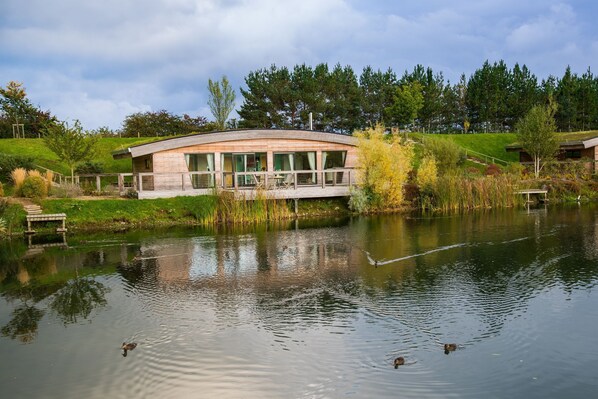 Exterior - Coco - a lodge that sleeps 6 guests in 3 bedrooms (Near Richmond)