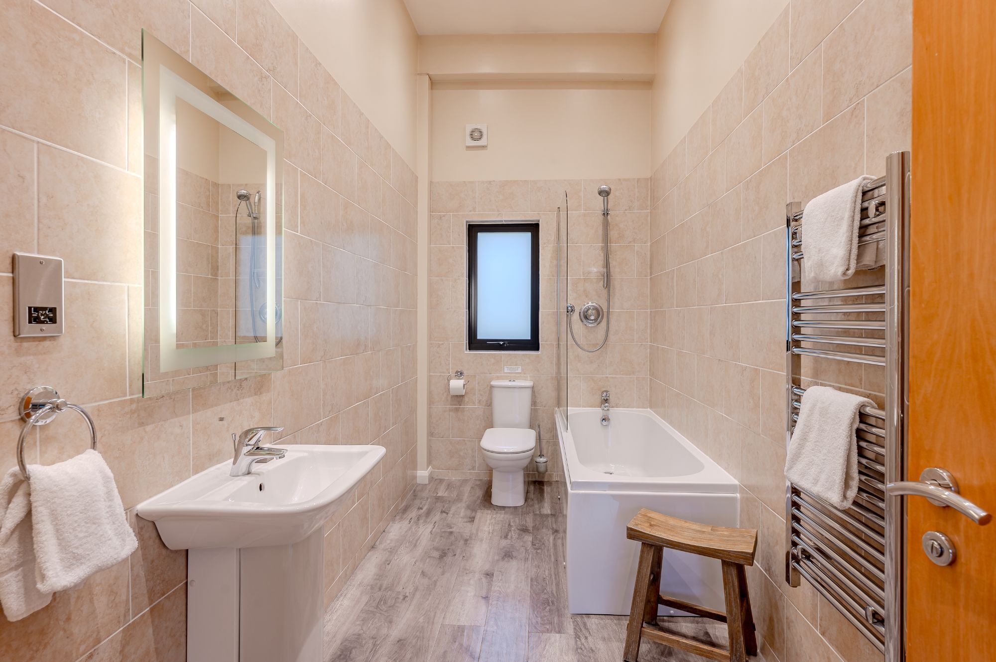 Un baño moderno con lavamanos, inodoro y bañera.