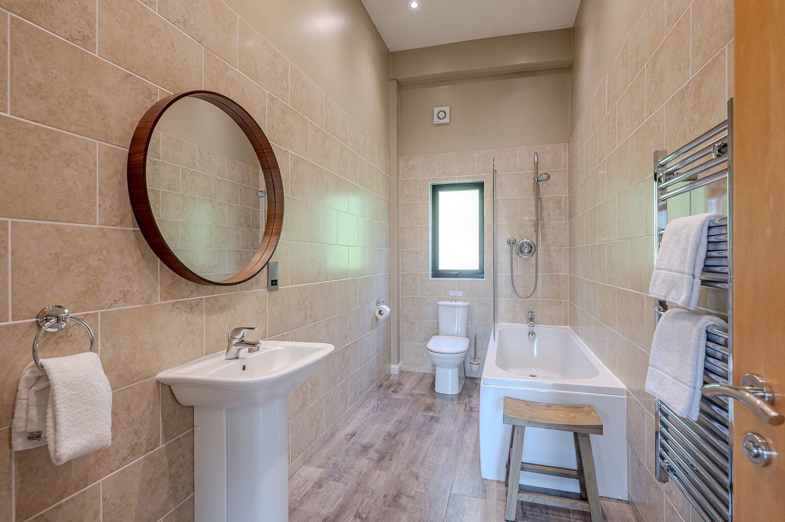 Un baño con lavamanos, inodoro y bañera.