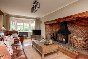Smart TV, fireplace, stereo - Harelands -  a house that sleeps 8 guests  in 4 bedrooms (Near Richmond)