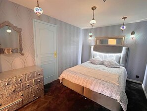 2 quartos, cofres nos quartos, escrivaninha