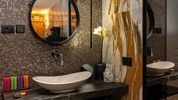 Appartement Luxe, vue jardin | Salle de bain | Douche à « effet pluie », articles de toilette de luxe, sèche-cheveux
