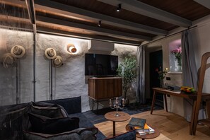 1 habitación, caja de seguridad en la habitación y escritorio 