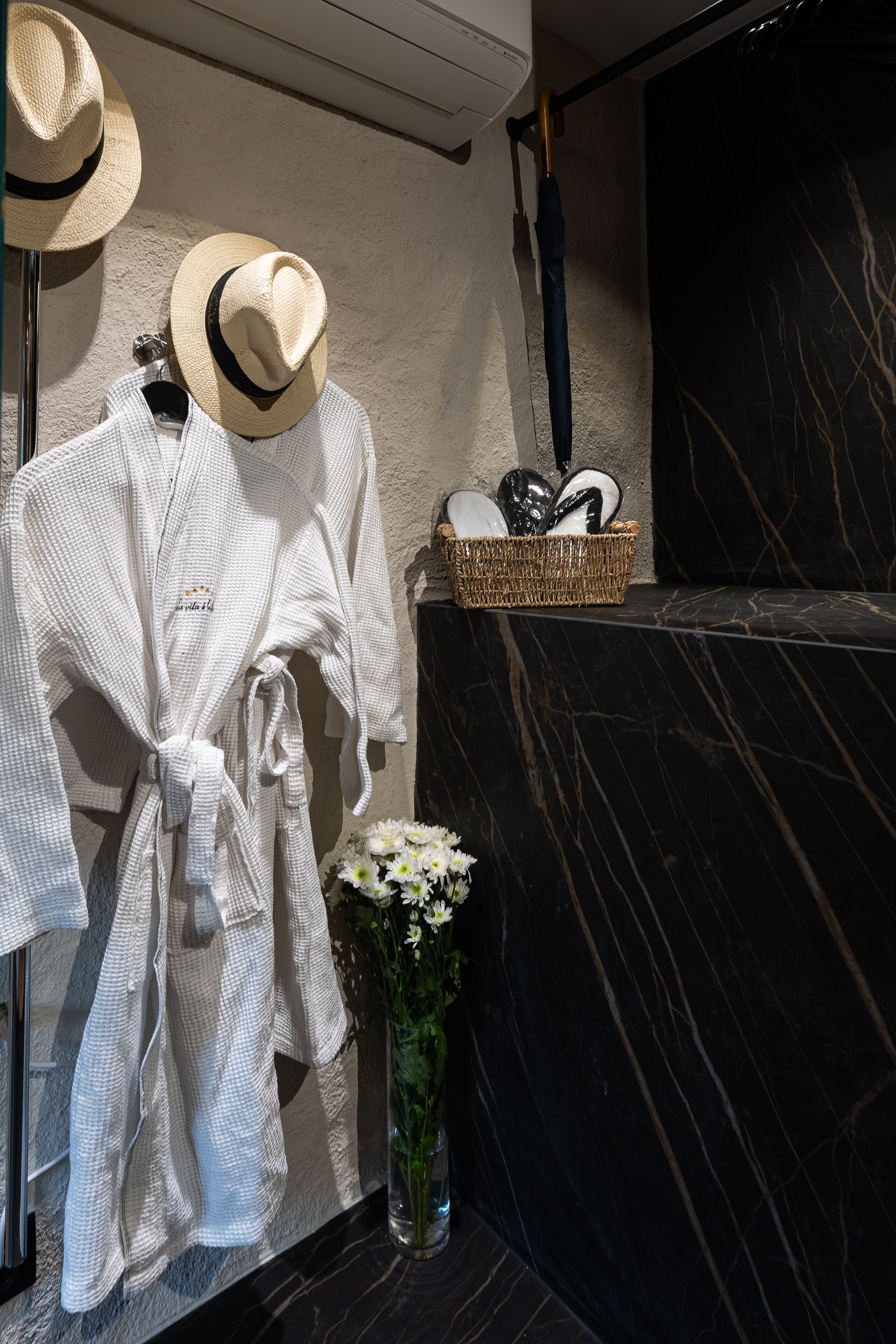 Appartamento Luxury, vista giardino | Bagno | Soffione a pioggia, set di cortesia firmato, asciugacapelli, pantofole