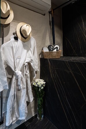 Apartamento de lujo, vistas al jardín | Baño | Cabezal de ducha tipo lluvia y artículos de higiene personal de diseño