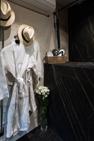 Apartamento superluxo, vista para o jardim | Banheiro | Chuveiro com efeito de chuva, produtos de toalete de grife