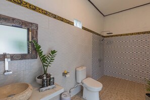 Habitació Deluxe | Bany | Dutxa, capçal de dutxa d'hidromassatge i tovalloles 