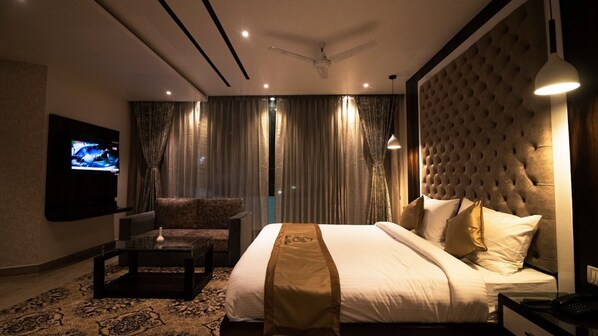 ノートパソコン用作業スペース、WiFi (無料)、ベッドシーツ