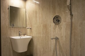 Ducha, cabezal de ducha tipo lluvia, toallas, jabón