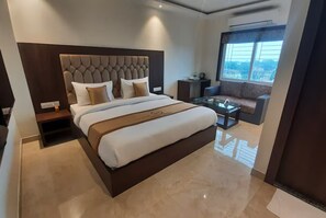 Phòng Deluxe | Khu vực làm việc phù hợp cho laptop 