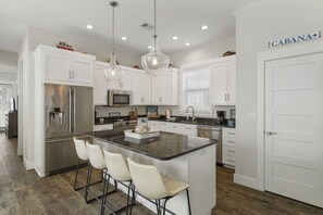 Refrigerador, microondas, parrilla de estufa y lavavajillas