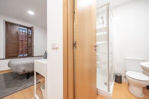 1 bedroom, WiFi, bed sheets - Bright room with private bathroom in Madrid
(Madrid)