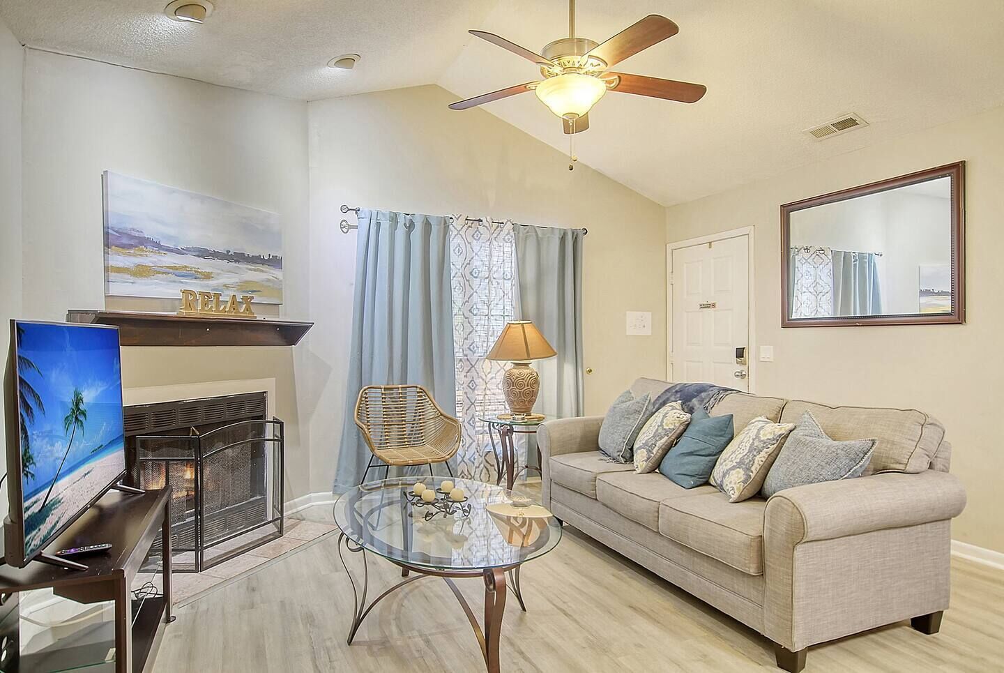 Charming 4-Bed Retreat: Central Location!