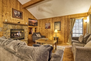 Smart TV, fireplace, video games - Shady Pines, Hot Tub, WIFI, $560 FREE tickets each paid day!!! (Sevierville)