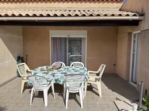 Outdoor dining - HOLIDAYLAND VILLA T3 122 MEZZANINE sleeps 7 air-conditioned NARBONNE PLAGE (NARBONNE PLAGE)