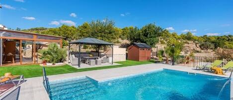 Una piscina al aire libre