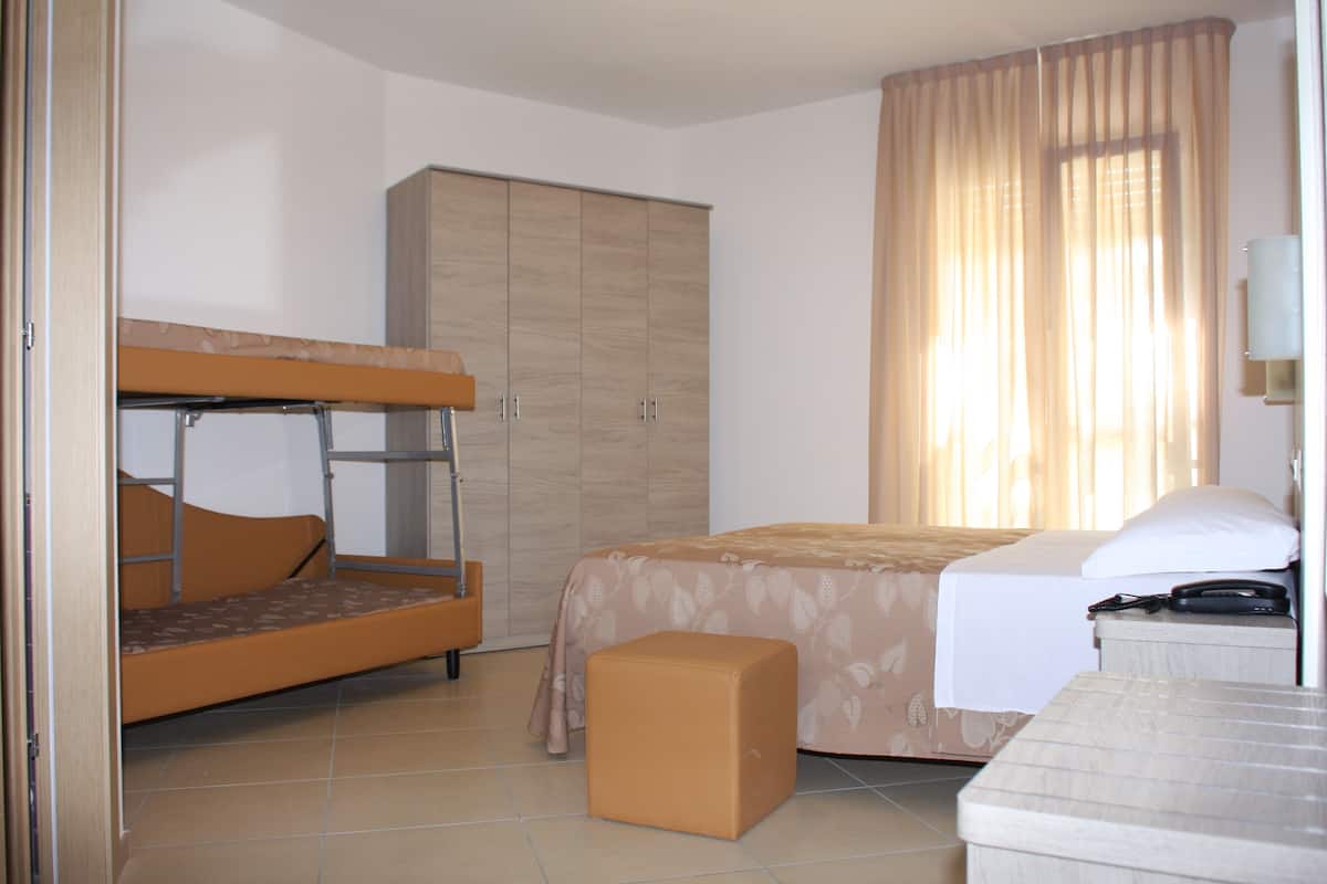 Caja de seguridad en la habitación y tabla de planchar con plancha