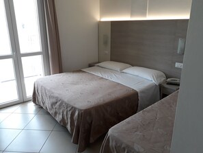 Caja fuerte, tabla de planchar con plancha, wifi gratis