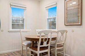 Dining - Adorable 2BR, Hot tub & Close to Attractions! (Omaha)