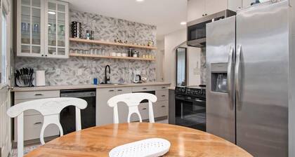 Adorable 2BR, Hot Tub, Close to Attractions!