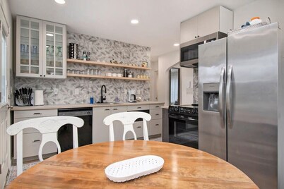 Adorable 2BR, Hot Tub, Close to Attractions!