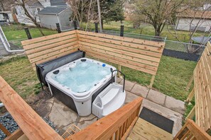 Outdoor spa tub - Adorable 2BR, Hot tub & Close to Attractions! (Omaha)