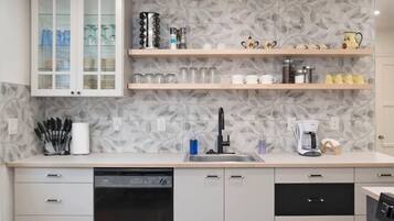 Frigorifero, microonde, forno, piano cottura