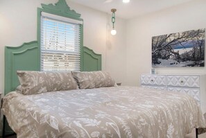 2 bedrooms, travel cot, WiFi, bed sheets