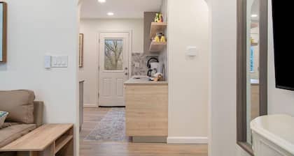 Adorable 2BR, Hot tub & Close to Attractions!