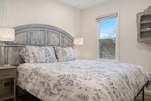 2 bedrooms, travel crib, WiFi, bed sheets - Adorable 2BR, Hot tub & Close to Attractions! (Omaha)