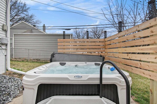 Outdoor spa tub - Adorable 2BR, Hot tub & Close to Attractions! (Omaha)