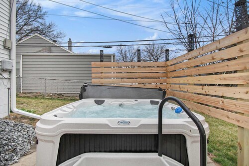 Adorable 2BR, Hot tub & Close to Attractions!