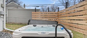 Adorable 2BR, Hot tub & Close to Attractions!