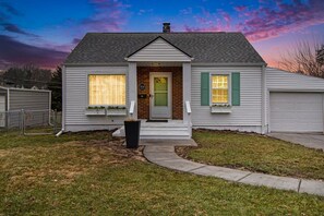 Exterior - Adorable 2BR, Hot tub & Close to Attractions! (Omaha)